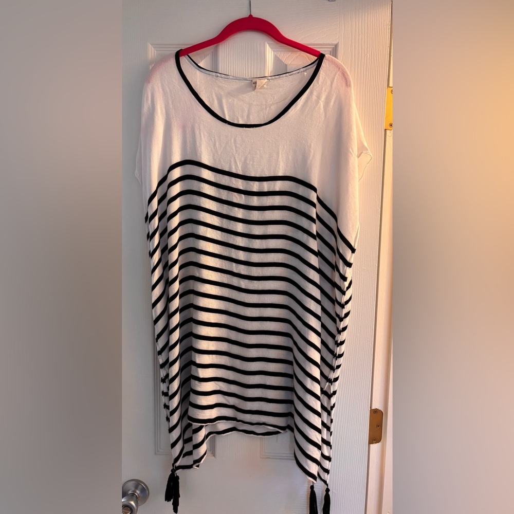 Body Glove Black and White Tunic Top
